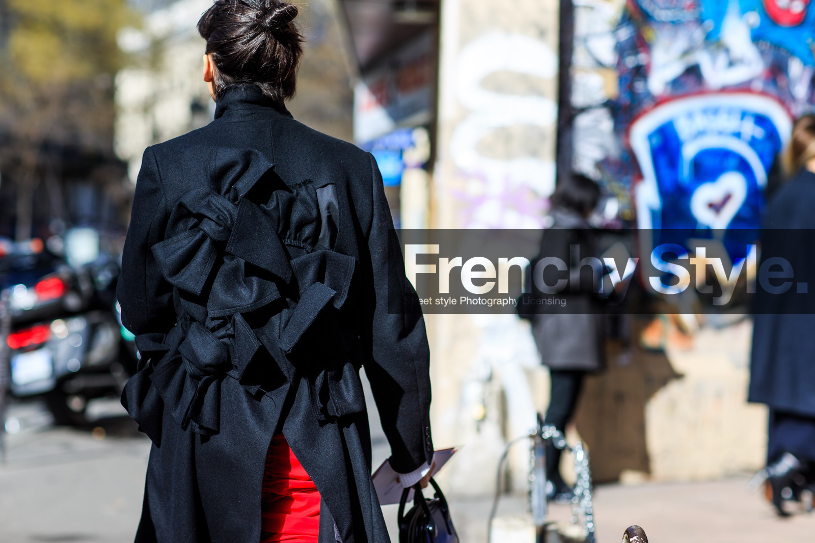 atmosphere details, AUTUMN WINTER 2016-2017, AW 16-17, back detail, black coat, bow, comme des garçons, detail, embroidered coat, FALL WINTER 2016-2017, fashion week, frenchystyle, FW, FW 16-17, horizontal, jonathan paciullo, PARIS, PFW, red pants, street style, trousers
