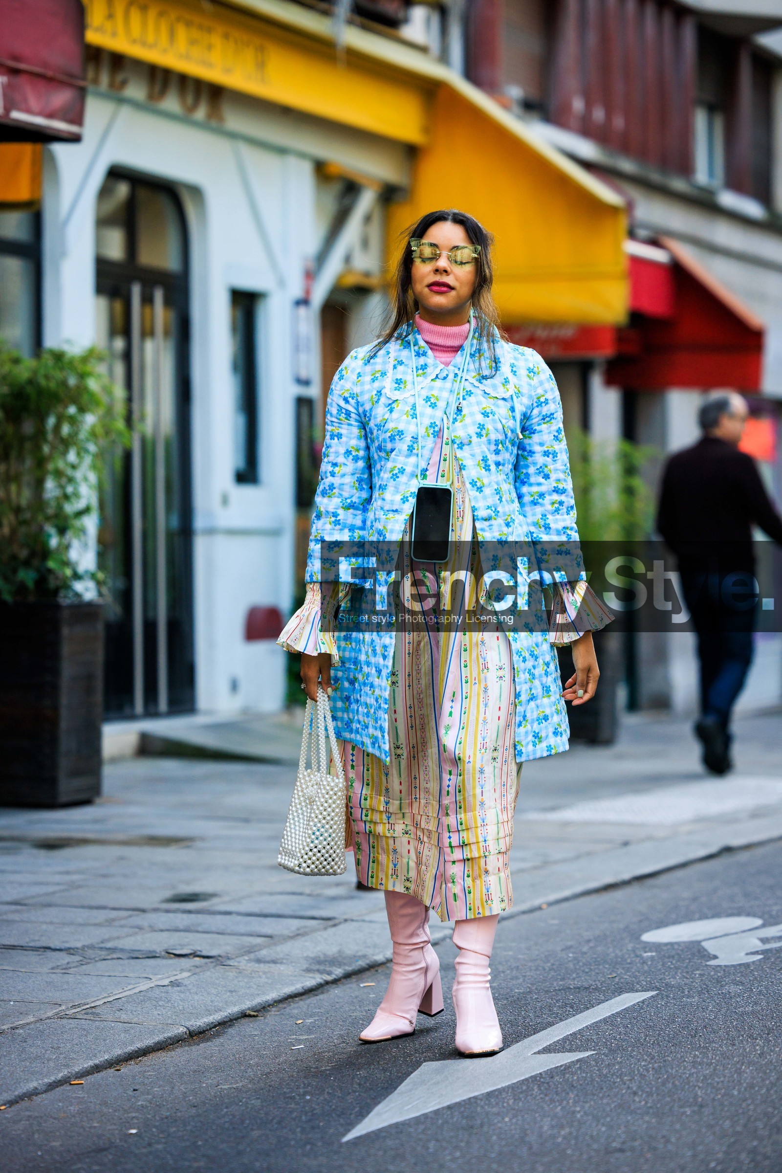 flower print coat, sky blue coat, printed coat, yellow glasses, pink turtleneck, printed dress, flower dress, pastel color dress, pastel pink boots, pearl bag, heeled boots, multiprint look, phone bag, street style, jonathan paciullo, FW, frenchystyle, fashion week, AUTUMN WINTER 2022-2023, FALL WINTER 2022_2023, FW 22-23, PFW, PARIS, full length, vertical