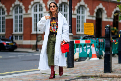 atmosphere details, black t shirt, bordeaux, burgundy, fashion week, frenchystyle, full length, FW, green pants, gucci, high heels, horizontal, jonathan paciullo, leather bag, leather shoes, LFW, LONDON, printed t shirt, red bag, red boots, SPRING SUMMER 2018, SS 18, street style, trousers, vêtements, white coat