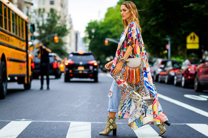 animal print, beige bag, beige boots, blue denim, chloé, denim pants, drawings, fringes, graphic jacket, high heels, jeans, leather bag, leather shoes, multicolor jacket, printed jacket, snake print, trousers, fashion week, frenchystyle, FW, jonathan paciullo, street style, NYFW, NEW YORK, SPRING SUMMER 2019, SS 19, atmosphere details, horizontal, full length