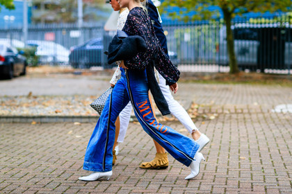 atmosphere details, black shirt, blue denim, denim pants, detail, fashion week, flare jean, frenchystyle, FW, horizontal, jeans, jonathan paciullo, leather shoes, LFW, LONDON, printed pants, printed shirt, SPRING SUMMER 2017, SS 17, street style, trousers, vêtements, white shoes, woman, zip