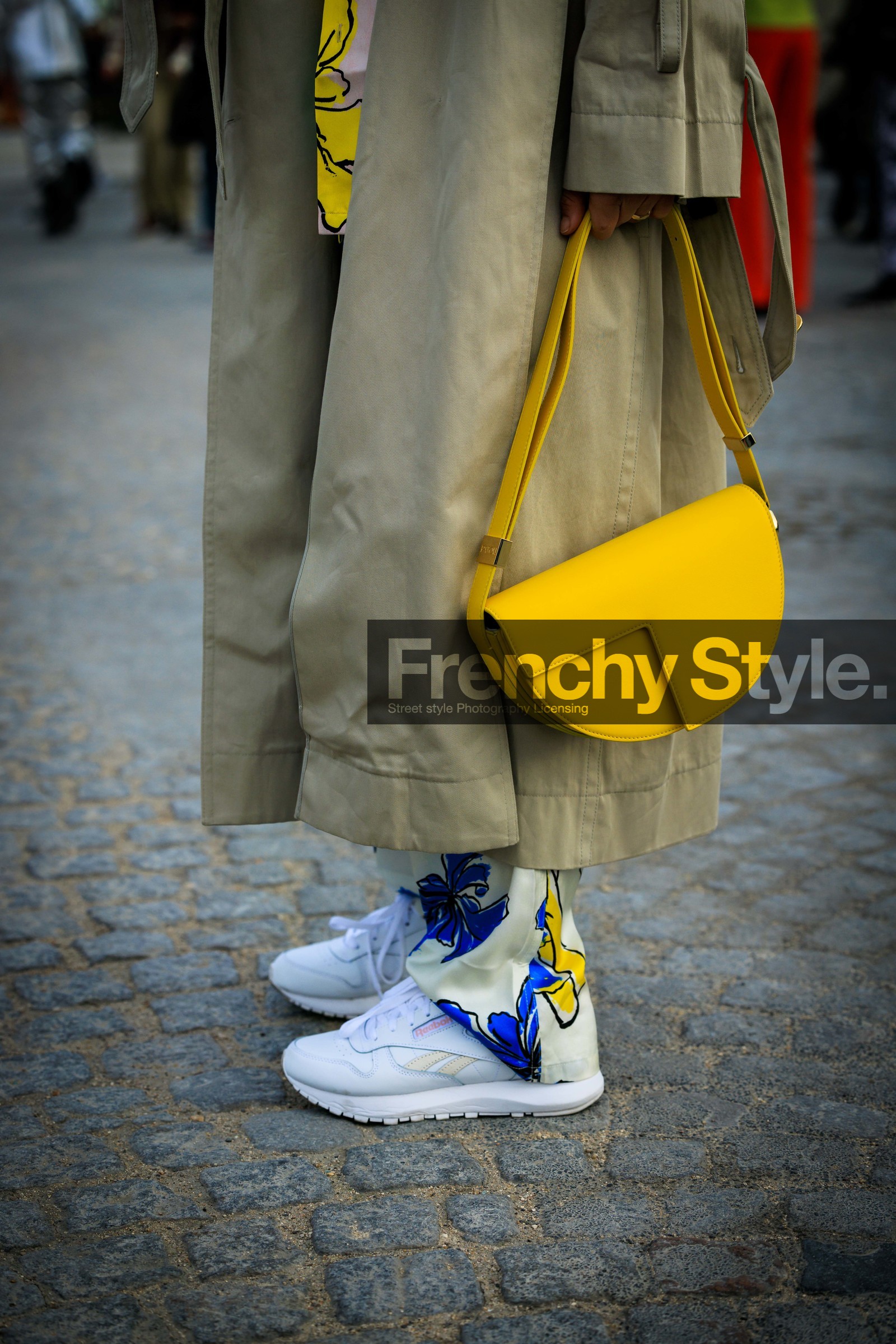 moon bag, yellos bag, details, beige trench, white sneakers, crossbody bag, fashion week, frenchystyle, FW, jonathan paciullo, street style, AUTUMN WINTER 2022-2023, FALL WINTER 2022_2023, FW 22-23, PFW, PARIS, vertical, detail