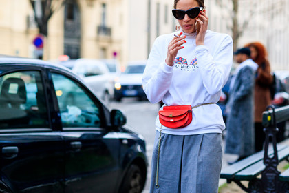 atmosphere details, AUTUMN WINTER 2017-2018, AW 17-18, chloé, detail, FALL WINTER 2017-2018, fashion week, frenchystyle, FW, FW 17-18, grey pants, horizontal, jonathan paciullo, leather bag, PARIS, PFW, red bag, street style, sunglasses, white sweater