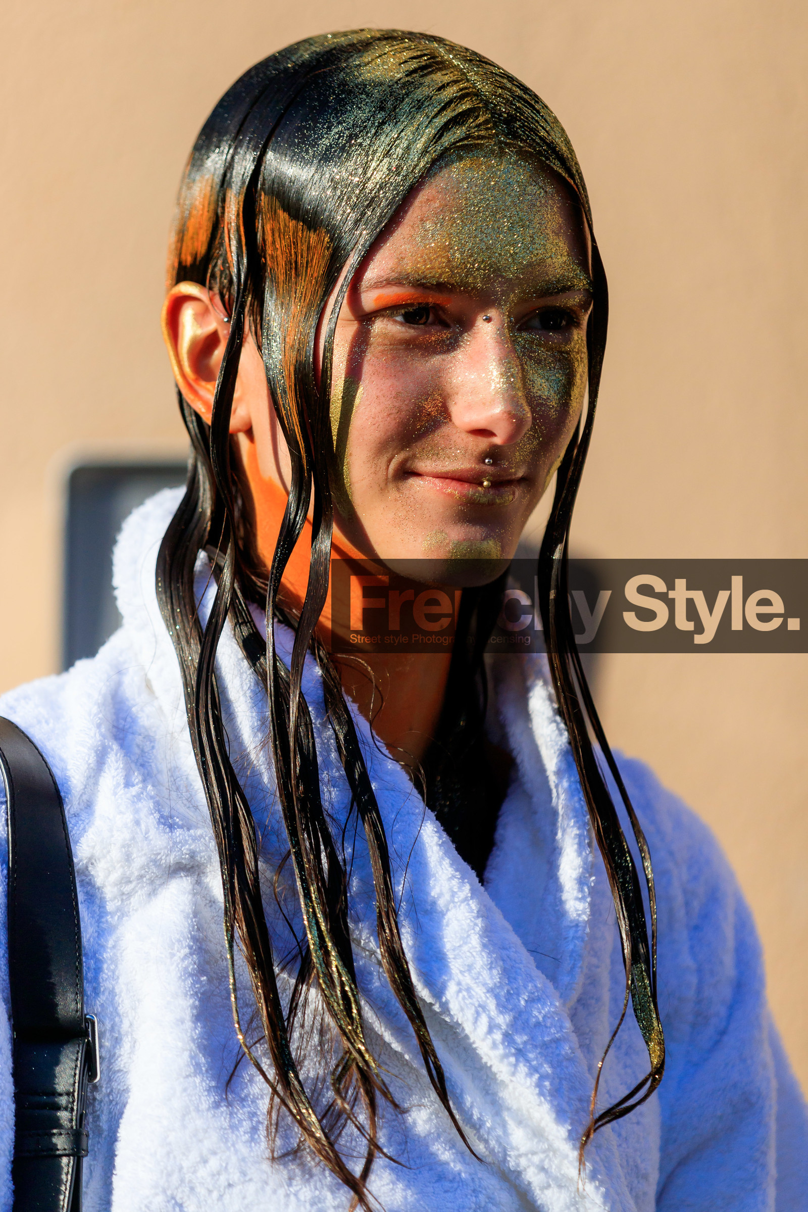 model, glitter face, glitter hair, make up, make up details, hair details, close up detail, strassed make up, fashion week, frenchystyle, FW, jonathan paciullo, street style, MFW, MILAN, AUTUMN WINTER 2020-2021, FALL WINTER 2020-2021, FW 20-21, vertical, atmosphere details, detail, portrait