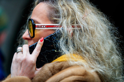brown fur, Fur coat, gucci, iphone, natural fur, rings, sunglasses, street style, jonathan paciullo, FW, frenchystyle, fashion week, NYFW, NEW YORK, AUTUMN WINTER 2018-2019, AW 18-19, FALL WINTER 2018-2019, FW 18-19, atmosphere details, horizontal, detail
