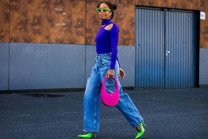 bag, blue denim, blue electric top, color, coperni bag, cut out top, denim, Ellie Delphine, fluo green shoes, fluo green sunglasses, fluo pink bag, jean, large denim, large jean, pink bag, sunglasses, top, street style, jonathan paciullo, FW, frenchystyle, fashion week, PFW, PARIS, SPRING SUMMER 2022, SS 22, horizontal, atmosphere details, full length