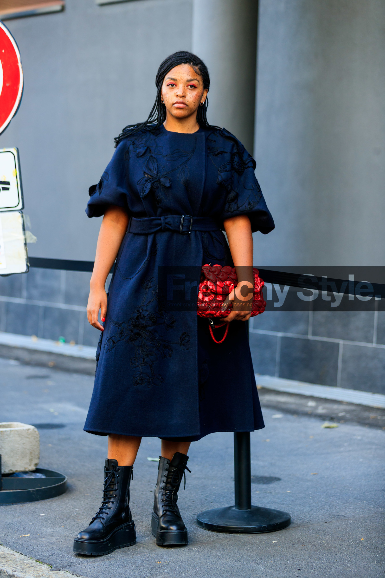 navy blue coat, floral embroidered coat, short sleeves coat, red leather bag, studs bag, quilted bag, valentino bag, valentino coat, belted coat, black leather boots, flat boots, laced boots, big sole boots, street style, jonathan paciullo, FW, frenchystyle, fashion week, MFW, MILAN, SPRING SUMMER 2021, SS 21, vertical, full length