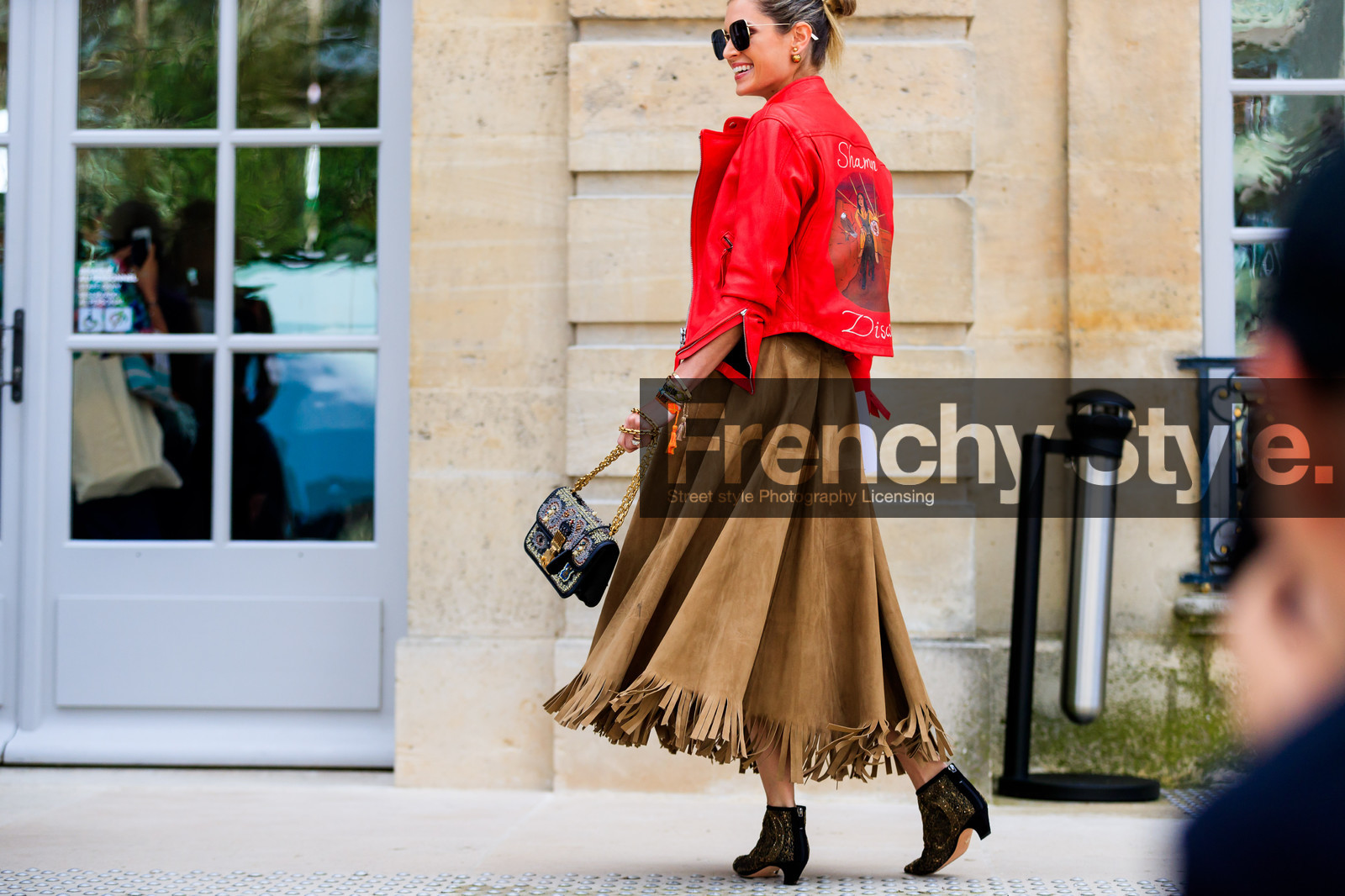 atmosphere details, black bag, brown dress, christian dior, detail, embroidered bag, embroidered shoes, erika boldrin, fashion week, frenchystyle, fringes, FW, graphic bag, graphic jacket, high heels, horizontal, jonathan paciullo, leather bag, leather dress, leather shoes, PARIS, PFW, printed bag, printed jacket, red jacket, shiny bag, shiny boots, SPRING SUMMER 2018, SS 18, street style, sunglasses