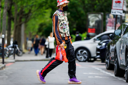 mix and match look, floral printed hat, red hat, multicolor look, jacquard pullover, floral printed pullover, sleeveless pullover, white pullover, kaki pullover, purple sneakers, big sole sneakers, strassed earrings, letters earrings, dangling earrings, striped t-shirt, orange t-shirt, black t-shirt, long sleeves t-shirt, hand bag, tie and dye bag, red bag, pink bag, fashion week, frenchystyle, FW, jonathan paciullo, street style, PFW, PARIS, SPRING SUMMER 2022, SS 22, horizontal, atmosphere details, detail
