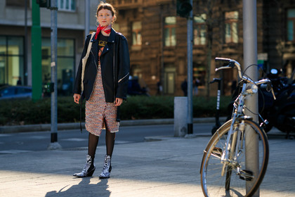 black and white shoes, black jacket, black perfecto, black t shirt, graphic skirt, leather bag, leather jacket, leather perfecto, leather shoes, printed skirt, red scarf, red skirt, tights, MILAN, MFW, fashion week, frenchystyle, FW, jonathan paciullo, street style, AUTUMN WINTER 2019-2020, AW 19-20, FALL WINTER 2019-2020, FW 19-20, atmosphere details, full length, horizontal