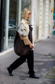 linda tol, white sunglasses, square shape glasses, big sunglasses, tol sunglasses, nude jacket, nude shirt, sheer shirt, light beige jacket, light beige shirt, used jacket, sleeveless jacket, checked shirt, plaid shirt, lavalliere collar, green shirt, layered shirt, layered jacket, crossbody bag, plaited bag, plaited leather bag, big bag, black pants, black leather loafers, brown leather bag, bottega veneta bag, fashion week, frenchystyle, FW, jonathan paciullo, street style, PFW, PARIS, vertical, full length