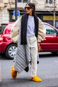 bag, ballon sleeves, beige coat, beige pants, camel bag, coat, fluffly slippers, Gilda Ambrosio, grey coat, loewe look, mini bag, oversize coat, slippers, sunglasses, t-shirt, white t-shirt, yellow slippers, street style, jonathan paciullo, FW, frenchystyle, fashion week, PFW, PARIS, SPRING SUMMER 2022, SS 22, vertical, full length