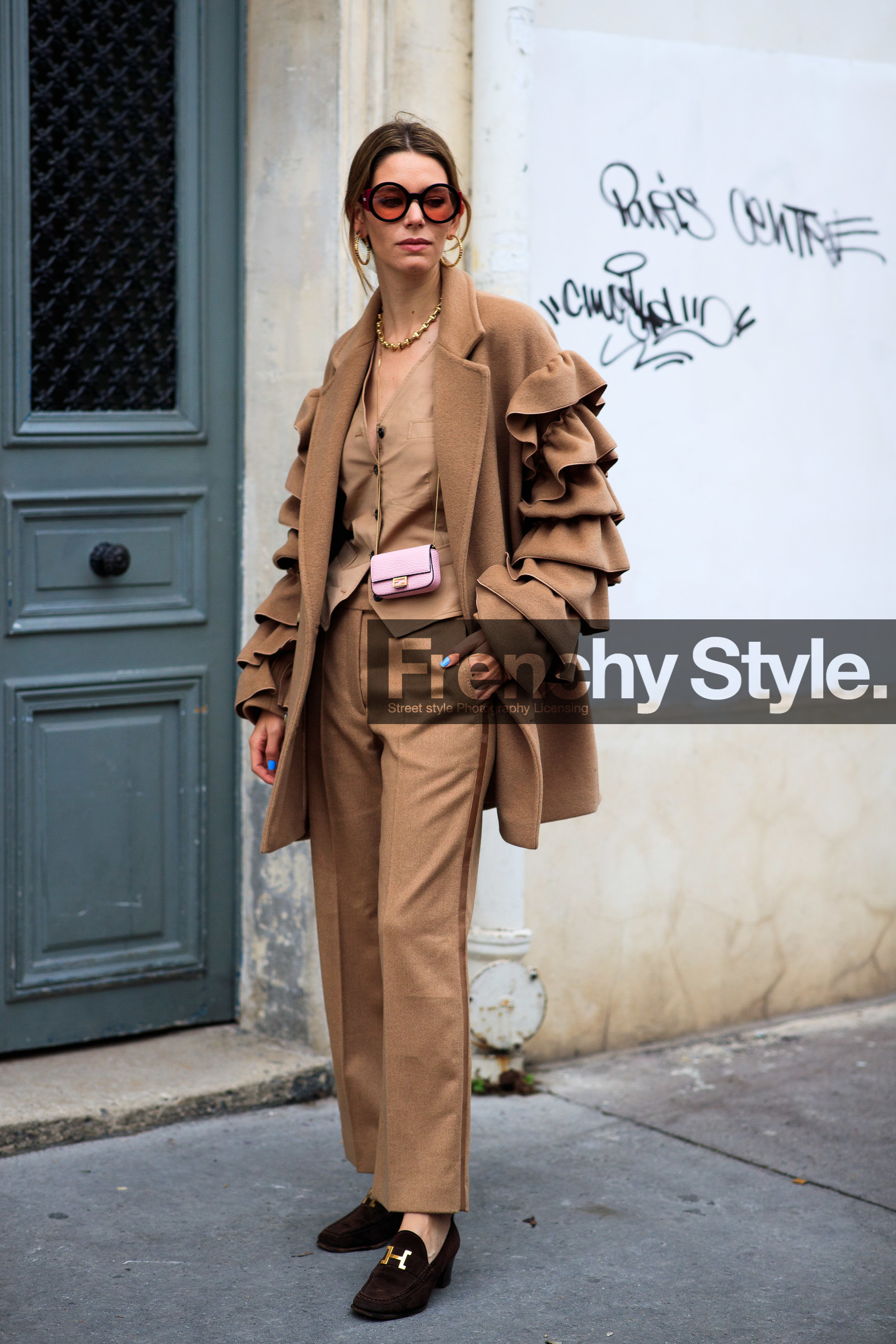 camel coat, camel jacket, camel pants, camel total look, ruffle coat, hermes shoes, brown loafers, suede loafers, light pink leather bag, fendi bag, mini bag, crossbody bag, golden chain strap bag, round shape sunglasses, red sunglasses, hoop earrings, golden earrings, fashion week, frenchystyle, FW, jonathan paciullo, street style, PFW, PARIS, SPRING SUMMER 2021, SS 21, vertical, full length