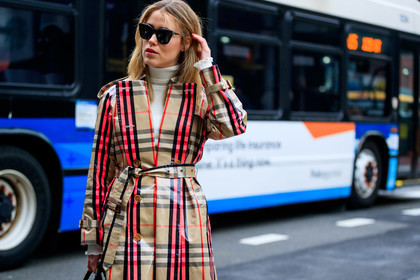 beige coat, burberry, checked, graphic jacket, plaid, printed jacket, sunglasses, tartan, trench coat, white sweater, street style, jonathan paciullo, FW, frenchystyle, fashion week, NYFW, NEW YORK, AUTUMN WINTER 2018-2019, AW 18-19, FALL WINTER 2018-2019, FW 18-19, atmosphere details, horizontal, detail, Annabel Rosendahl