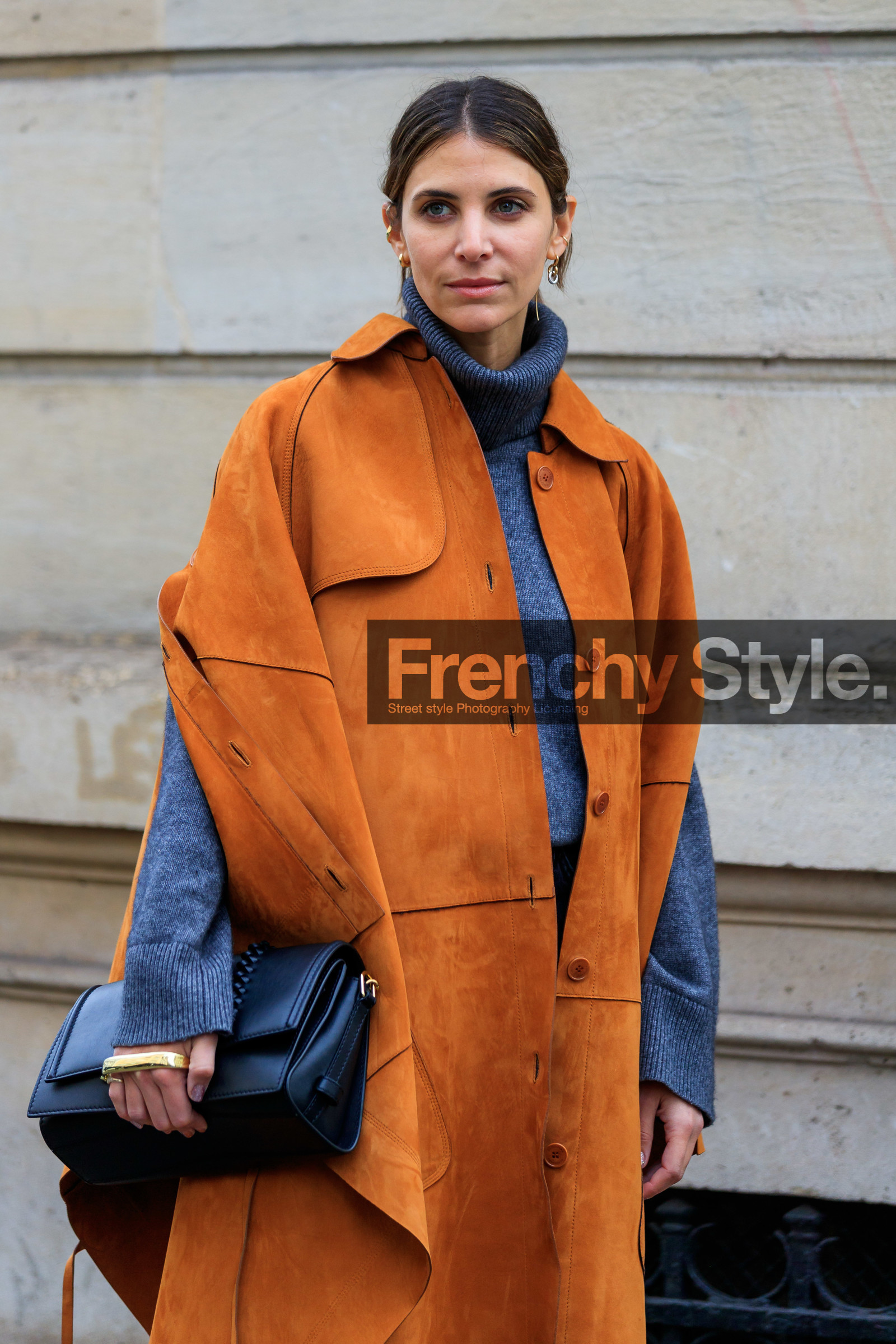jen wonders, camel suede coat, camel suede jacket, camel suede cape, grey pullover, black leather bag, turtleneck pullover, golden earrings, dangling earrings, charlotte chesnais earrings, hand jewellery, fashion week, frenchystyle, FW, jonathan paciullo, street style, PFW, PARIS, AUTUMN WINTER 2020-2021, FALL WINTER 2020-2021, FW 20-21, vertical, atmosphere details, detail
