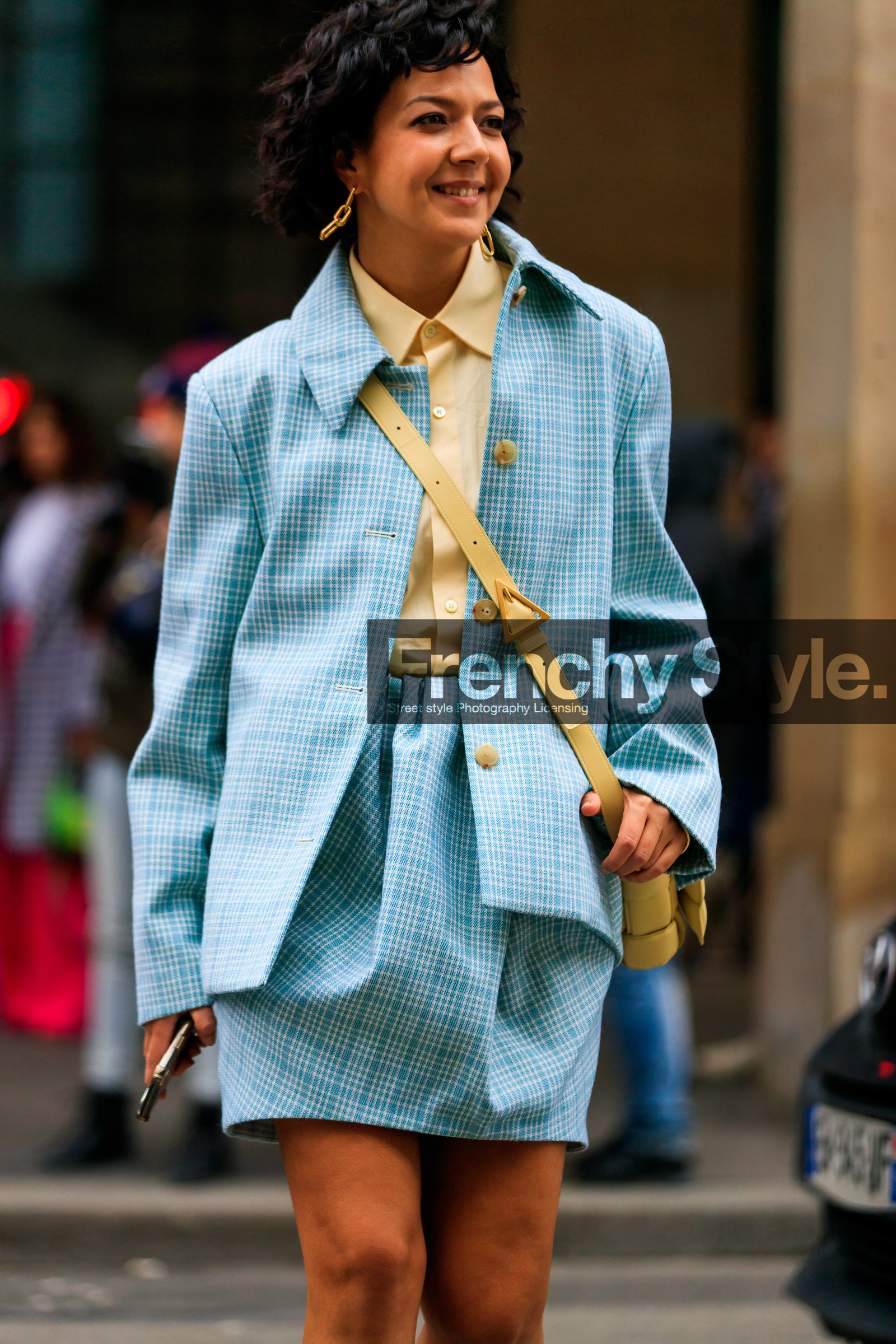 light blue jacket, light blue skirt, light yellow shirt, mini skirt, checked jacket, checked skirt, crossbody bag, light yellow leather bag, golden earrings, dangling earrings, big chain earrings, bottega veneta bag, fashion week, frenchystyle, FW, jonathan paciullo, street style, PFW, PARIS, AUTUMN WINTER 2020-2021, FALL WINTER 2020-2021, FW 20-21, vertical, atmosphere details, detail
