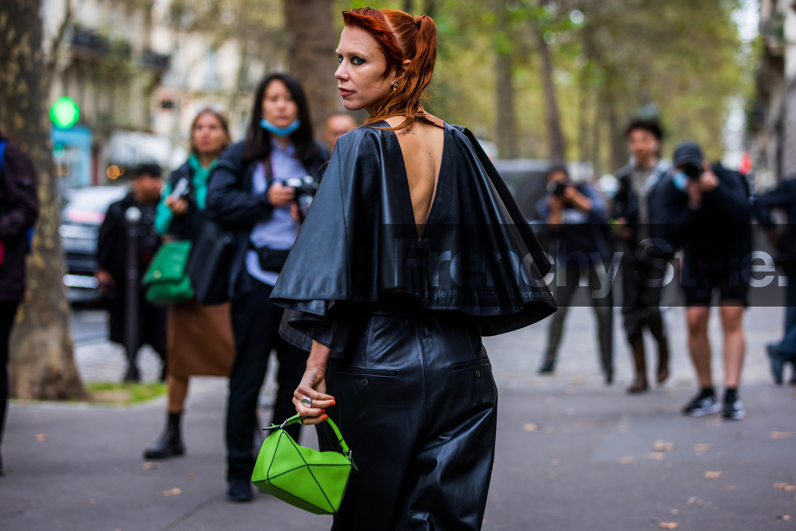 back, back detail, bag, black pants, black top, Courtney Trop, green bag, leather pants, leather top, loewe bag, open back, top, street style, jonathan paciullo, FW, frenchystyle, fashion week, PFW, PARIS, SPRING SUMMER 2022, SS 22, horizontal, atmosphere details