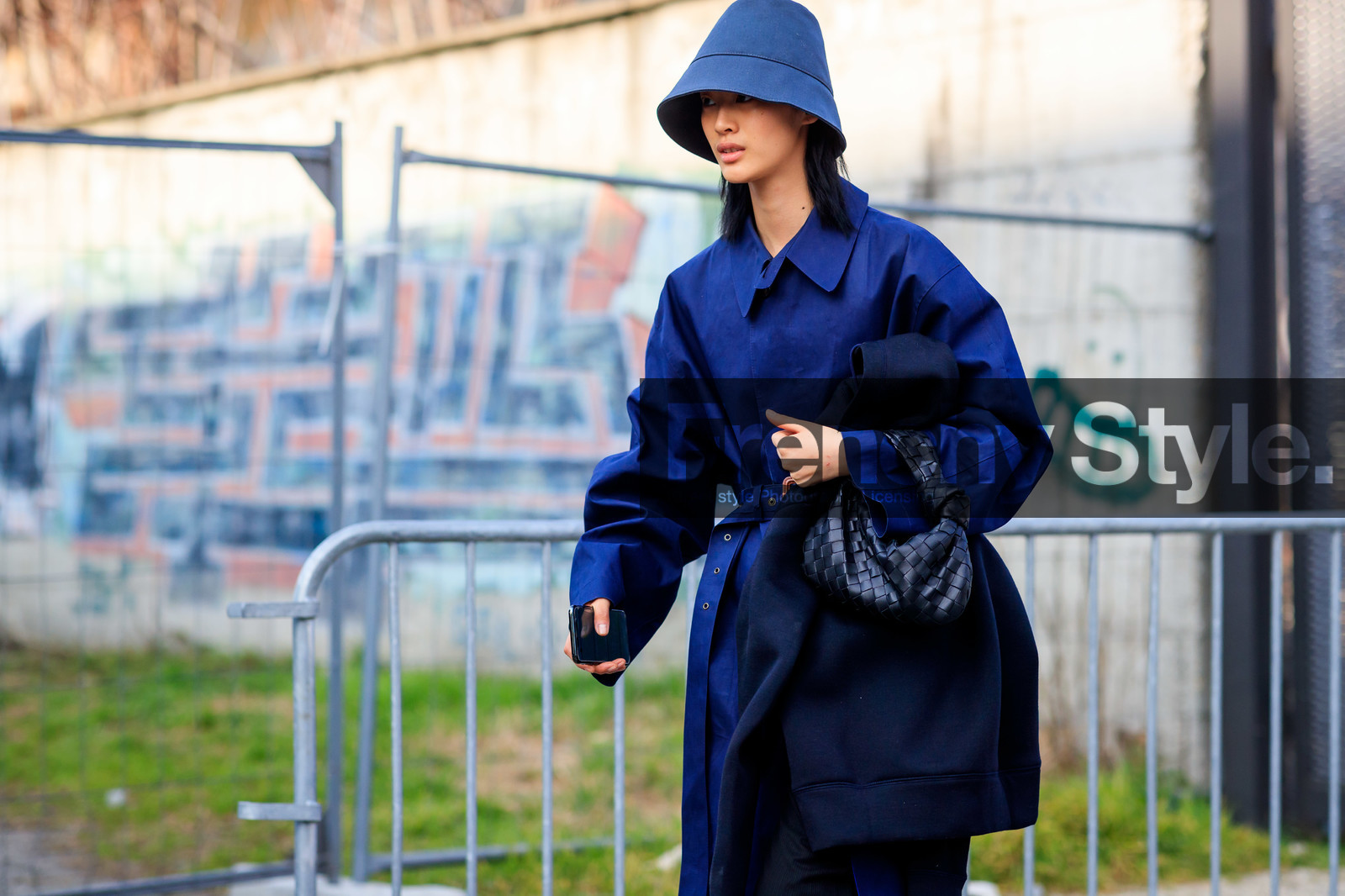 model, navy blue hat, navy blue trench coat, belted trench coat, black leather bag, round shape bag, hand bag, bottega veneta bag, fashion week, frenchystyle, FW, jonathan paciullo, street style, MFW, MILAN, AUTUMN WINTER 2020-2021, FALL WINTER 2020-2021, FW 20-21, horizontal, atmosphere details, detail