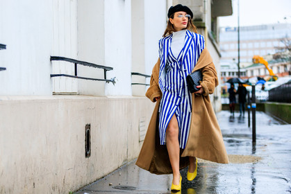 atmosphere details, AUTUMN WINTER 2017-2018, AW 17-18, beret, black bag, black hat, blazer, blue dress, camel coat, chanel handbag, detail, FALL WINTER 2017-2018, fashion week, frenchystyle, FW, FW 17-18, graphic dress, graphic jacket, high heels, horizontal, jonathan paciullo, leather bag, leather shoes, off the shoulder, PARIS, PFW, printed dress, printed jacket, street style, striped dress, striped jacket, stripes, yellow shoes
