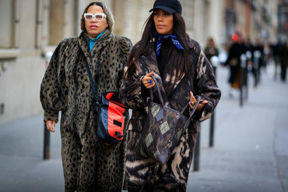 black cap, navy blue scarf, bandana, brown coat, printed coat, brown bag, brown leather bag, shopping bag, hand bag, kaki bag, checked bag, vivienne westwood bag, monogrammed bag, blue ring, stone ring, fashion week, frenchystyle, FW, jonathan paciullo, street style, PFW, PARIS, horizontal, atmosphere details, detail