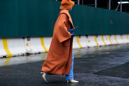 camel coat, camel hat, velvet hat, corduroy hat, long coat, light blue jeans, flare jeans, white leather boots, high heels boots, fashion week, frenchystyle, FW, jonathan paciullo, street style, NYFW, NEW YORK, AUTUMN WINTER 2020-2021, FALL WINTER 2020-2021, FW 20-21, horizontal, atmosphere details, detail