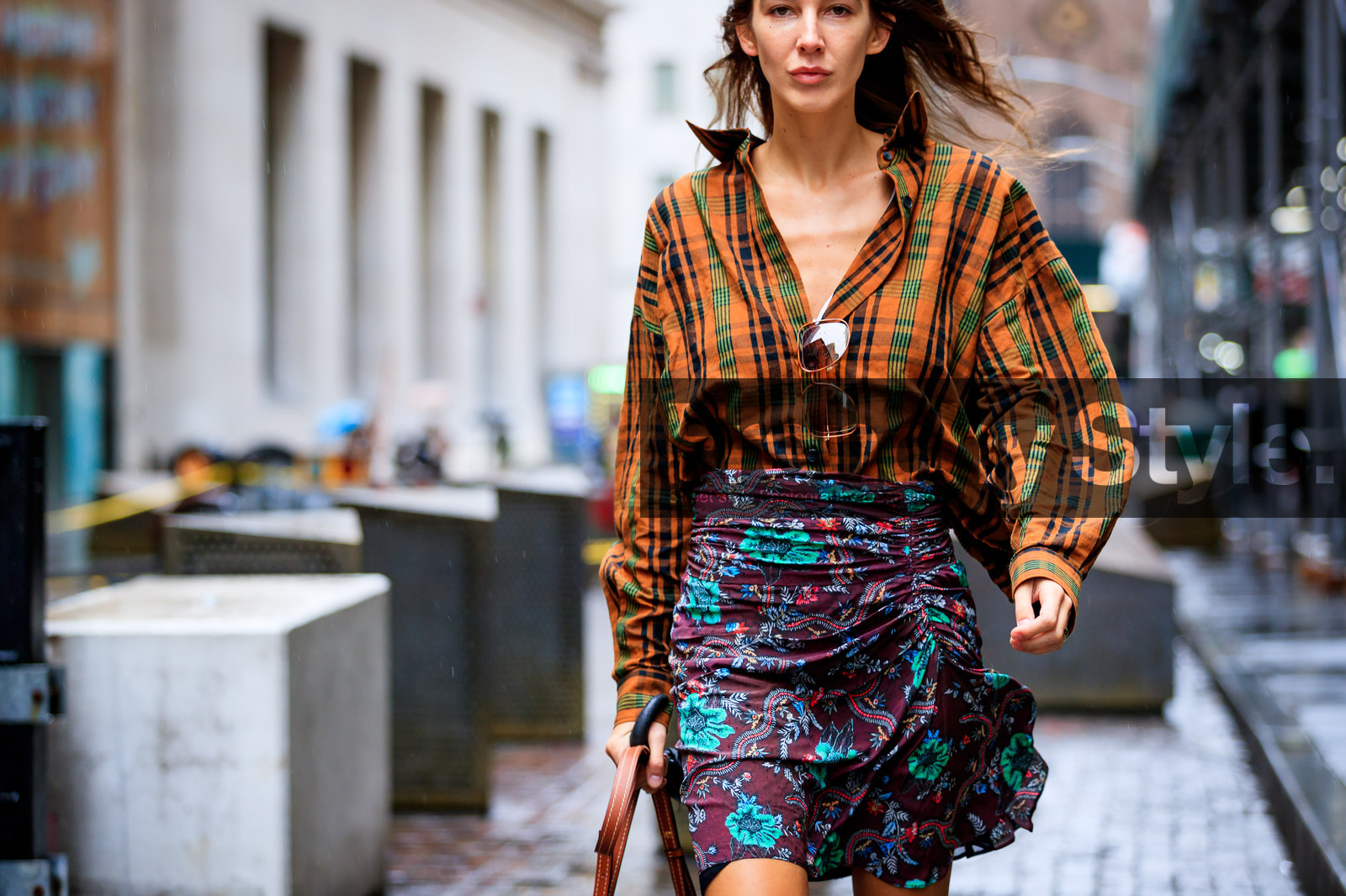brown shirt, checked, estelle pigault, floral, flowers, graphic shirt, graphic skirt, plaid, printed shirt, printed skirt, purple skirt, tartan, street style, jonathan paciullo, FW, frenchystyle, fashion week, NYFW, NEW YORK, SPRING SUMMER 2019, SS 19, atmosphere details, horizontal, detail