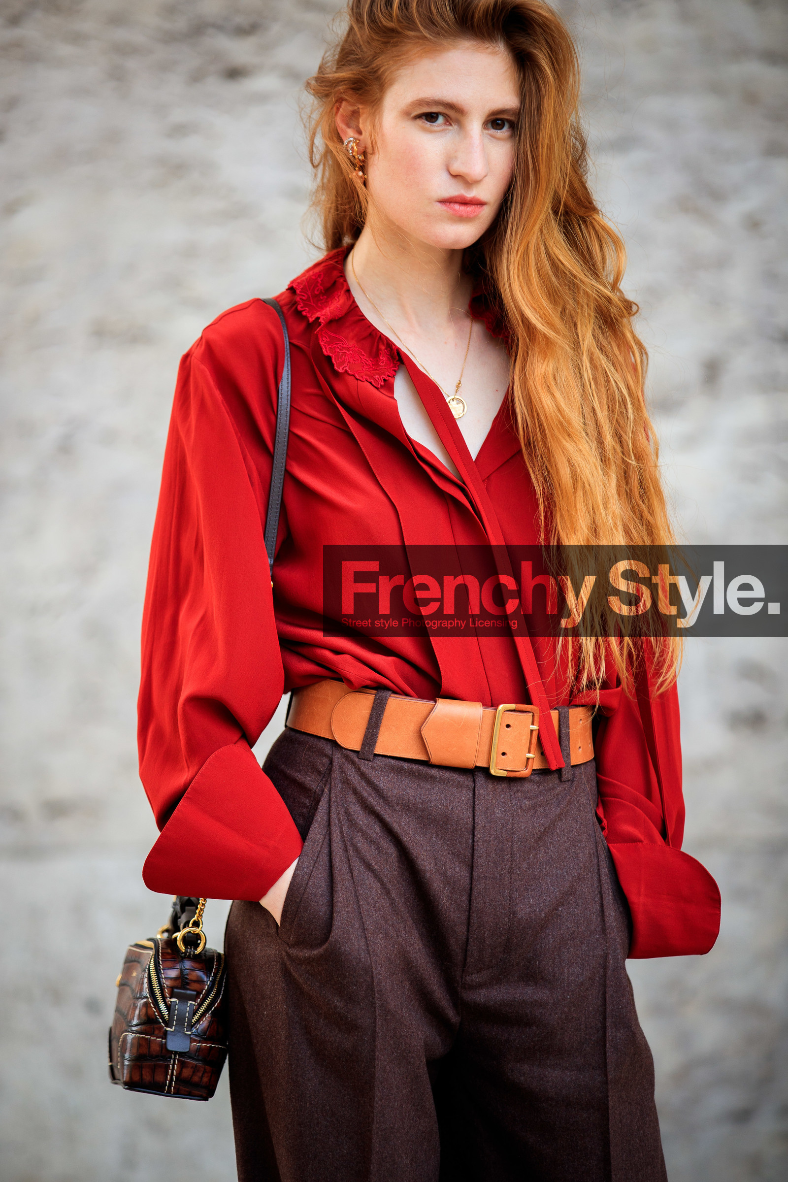 red blouse, brown pants, loose pants, lavalliere collar, camel leather belt, belted pants, brown leather bag, shoulder bag, animal skin bag, chloe bag, chloe blouse, chloe look, chloe pants, fashion week, frenchystyle, FW, jonathan paciullo, street style, PFW, PARIS, SPRING SUMMER 2021, SS 21, vertical, atmosphere details, detail
