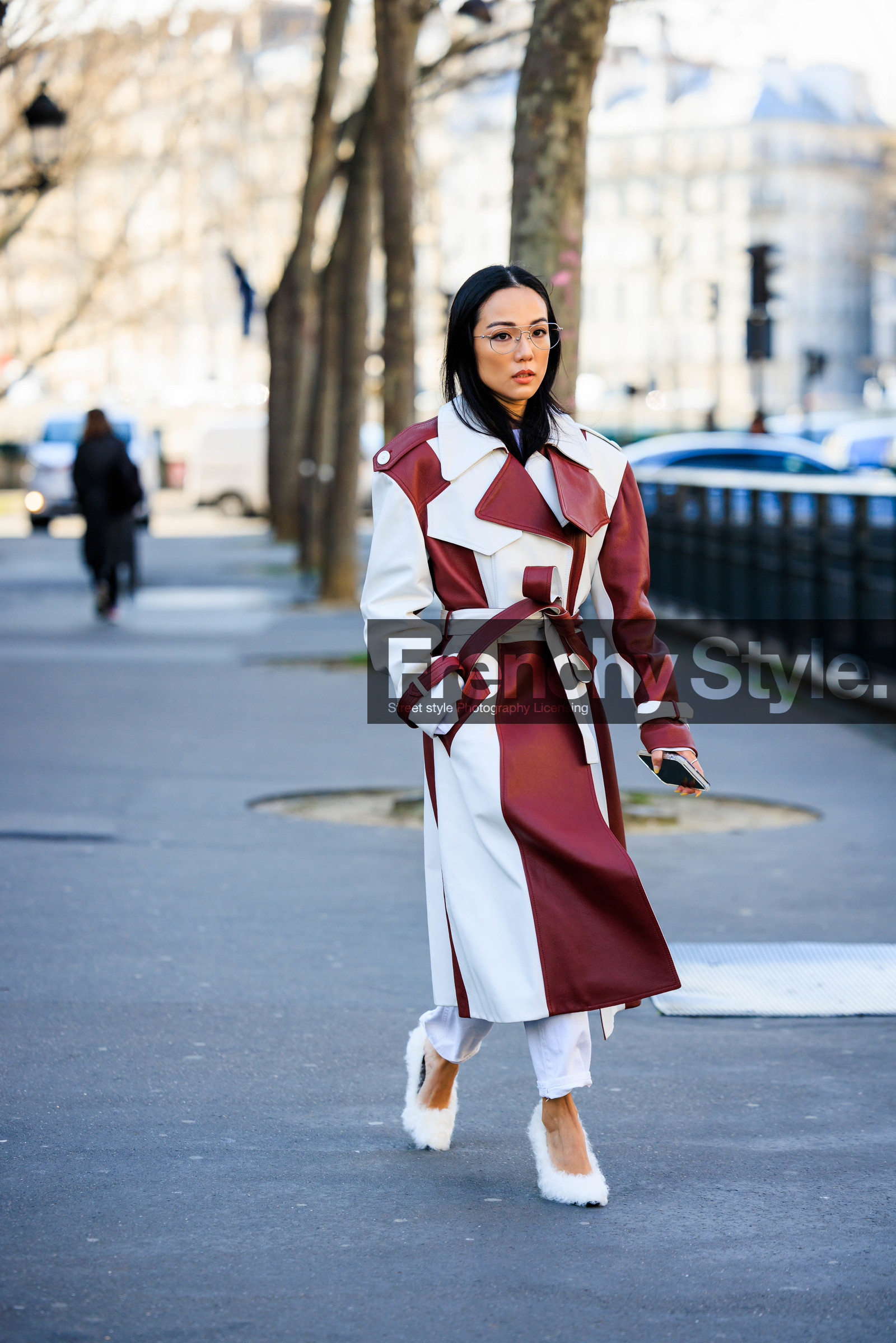 dual toned trench, burgundy trench, white trench, glasses, white stilettos, furry heels, yoyo cao, street style, jonathan paciullo, FW, frenchystyle, fashion week, AUTUMN WINTER 2022-2023, FALL WINTER 2022_2023, FW 22-23, PFW, PARIS, full length, vertical