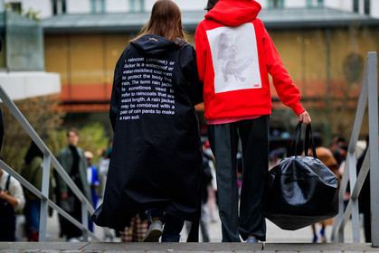 atmosphere details, AUTUMN WINTER 2017-2018, AW 17-18, back detail, black bag, black coat, black jacket, detail, FALL WINTER 2017-2018, fashion week, frenchystyle, FW, FW 17-18, grey pants, hoodie, horizontal, jonathan paciullo, leather bag, message, PARIS, PFW, printed jacket, red sweater, street style, trousers, white sneakers