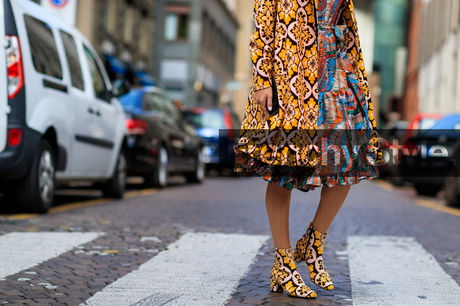 atmosphere details, blue dress, detail, fashion week, frenchystyle, FW, graphic dress, graphic jacket, high heels, horizontal, jonathan paciullo, leather shoes, MFW, MILAN, printed coat, printed dress, printed jacket, printed shoes, SPRING SUMMER 2018, SS 18, street style, yellow coat, yellow shoes, zina charkoplia