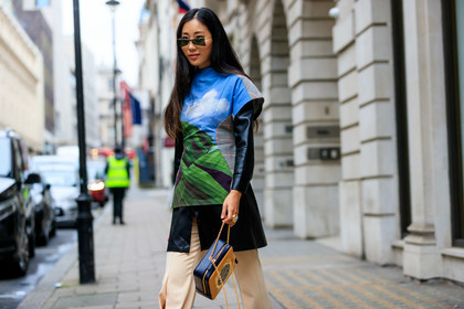 beige pants, camel bag, graphic bag, graphic dress, leather bag, leather top, mulberry, multicolor dress, printed bag, printed dress, sunglasses, trousers, street style, jonathan paciullo, FW, frenchystyle, fashion week, LFW, LONDON, AUTUMN WINTER 2019-2020, AW 19-20, FW 19-20, FALL WINTER 2019-2020, horizontal, atmosphere details, detail