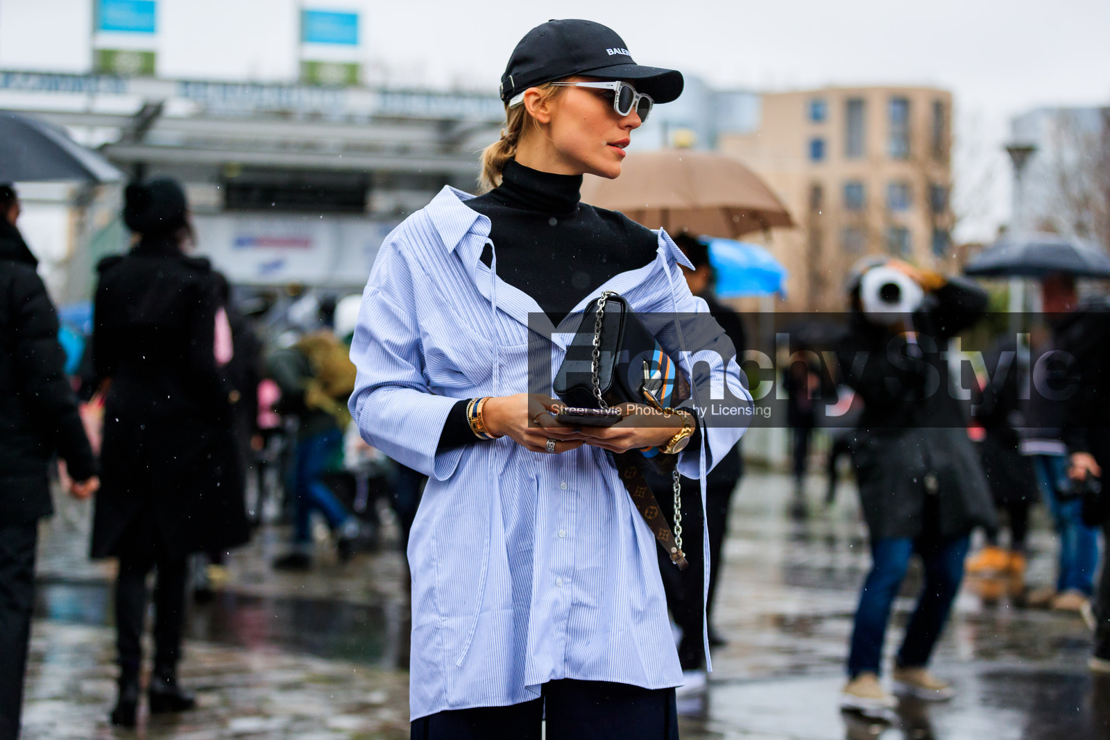 atmosphere details, AUTUMN WINTER 2017-2018, AW 17-18, balenciaga, black bag, black cap, black turtleneck, blue shirt, christian dior, detail, FALL WINTER 2017-2018, fashion week, frenchystyle, FW, FW 17-18, graphic bag, horizontal, jonathan paciullo, leather bag, louis vuitton, PARIS, PFW, printed bag, printed shirt, street style, striped shirt, sunglasses