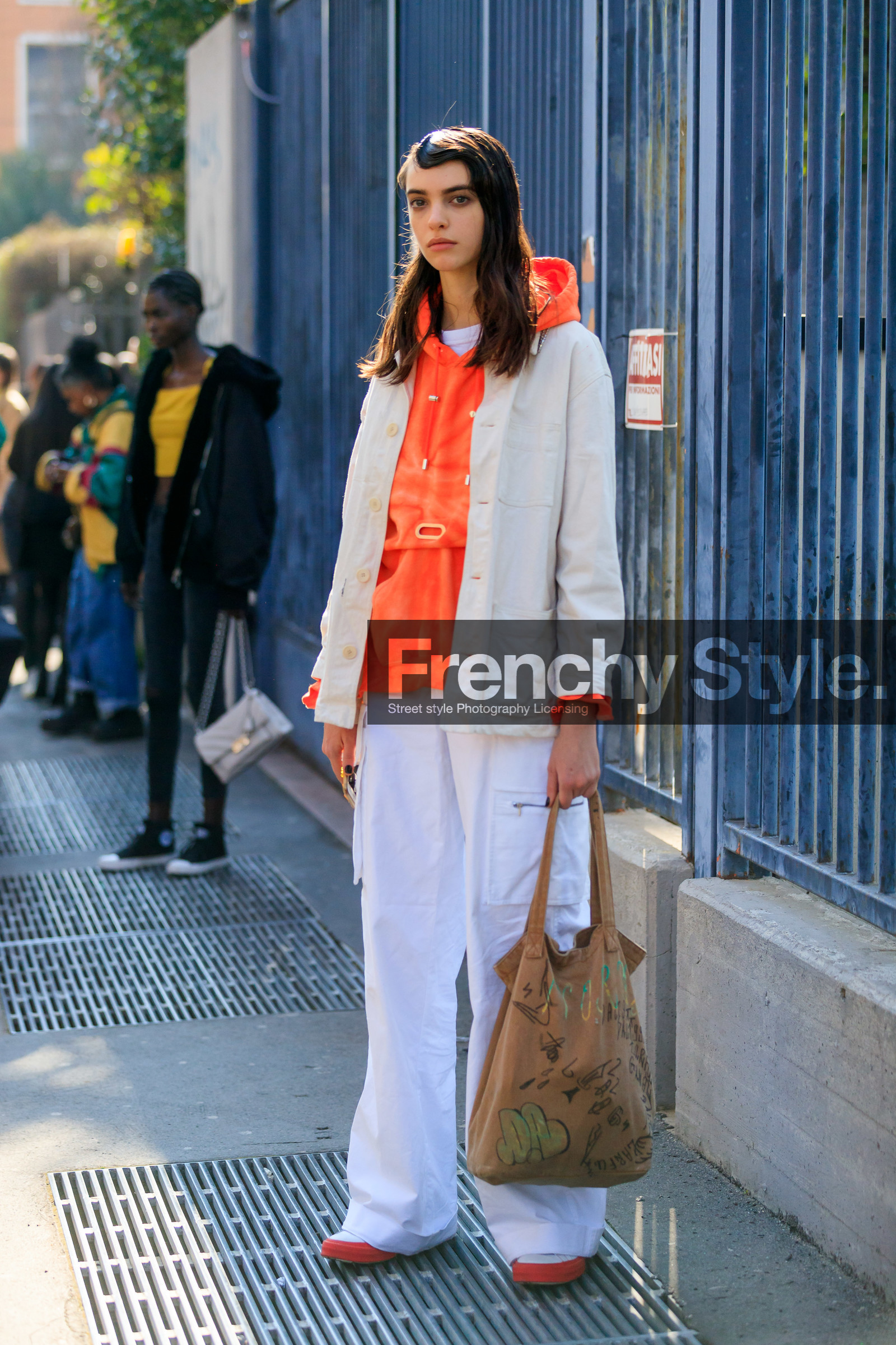 model, white jacket, white pants, orange hoodie, tie and dye hoodie, loose pants, multi pocket pants, beige bag, shopping bag, hair details, fashion week, frenchystyle, FW, jonathan paciullo, street style, MFW, MILAN, AUTUMN WINTER 2020-2021, FALL WINTER 2020-2021, FW 20-21, vertical, full length