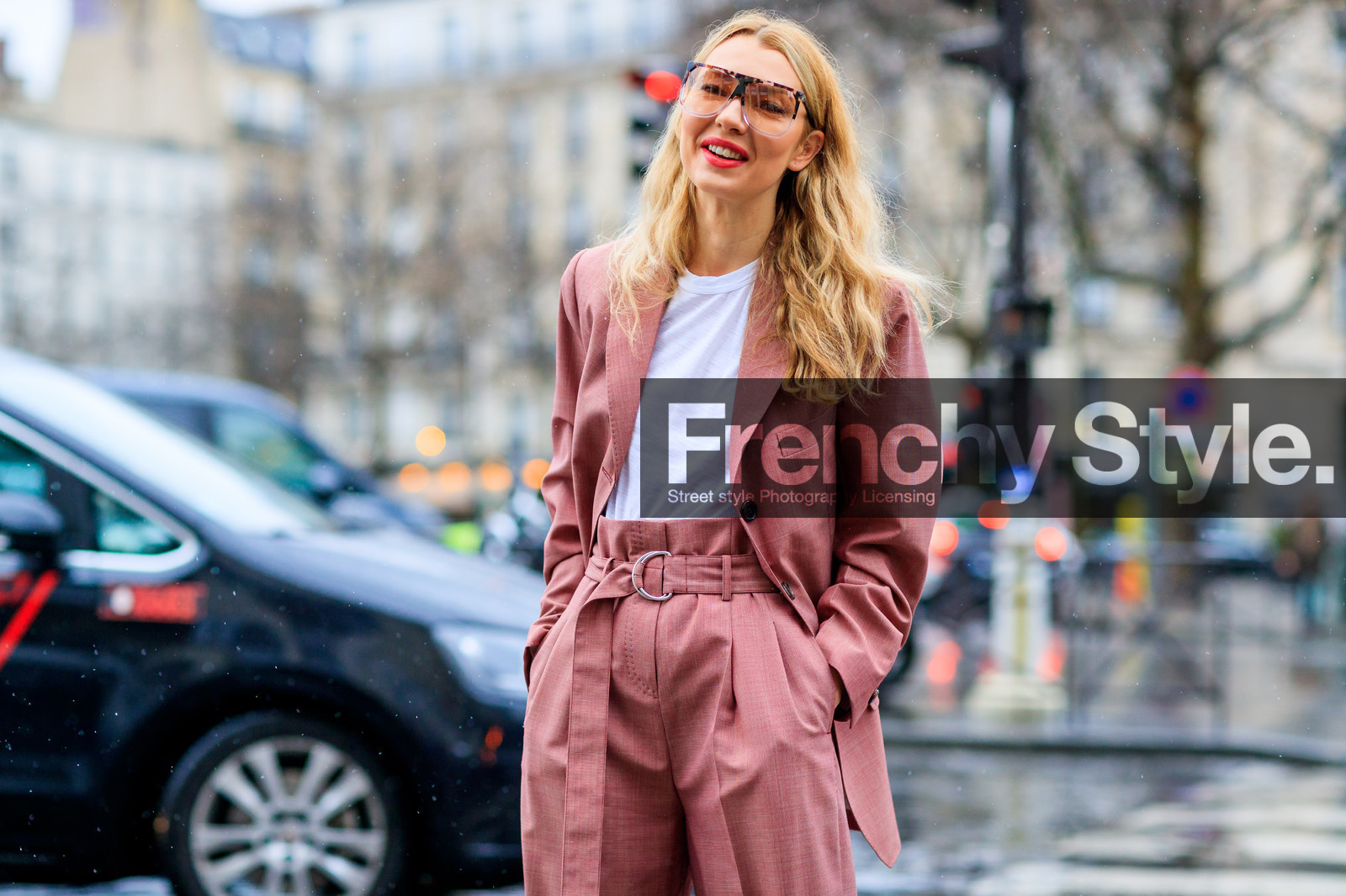 atmosphere details, AUTUMN WINTER 2017-2018, AW 17-18, blazer, detail, FALL WINTER 2017-2018, fashion week, frenchystyle, fun sunglasses, FW, FW 17-18, high waist, horizontal, jonathan paciullo, PARIS, PFW, pink jacket, pink pants, roberta benteler, street style, sunglasses, trousers, white t shirt