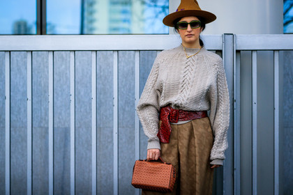 valentina siragusa, light grey pullover, camel hat, red leather belt, animal printed belt, leopard printed belt, camel leather bag, studs details bag, kaki pants, carrot pants, loose pants, belted pants, houndstooth printed pants, silk pants, satin pants, green sunglasses, square shape glasses, fashion week, frenchystyle, FW, jonathan paciullo, street style, MFW, MILAN, AUTUMN WINTER 2020-2021, FALL WINTER 2020-2021, FW 20-21, horizontal, atmosphere details, detail