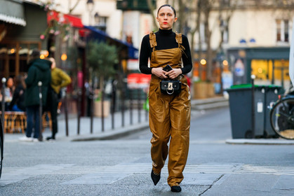 black bag, black shoes, black sweater, brown jumpsuit, leather bag, leather shoes, red lips, trousers, PARIS, PFW, street style, jonathan paciullo, FW, frenchystyle, fashion week, AUTUMN WINTER 2019-2020, AW 19-20, FALL WINTER 2019-2020, FW 19-20, horizontal, atmosphere details, full length