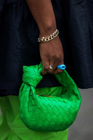 bag, blue ring, bottega veneta bag, bracelet, chain bracelet, close up, detail, fluo green bag, gold bracelet, ring, fashion week, frenchystyle, FW, jonathan paciullo, street style, PFW, PARIS, SPRING SUMMER 2022, SS 22, vertical, atmosphere details