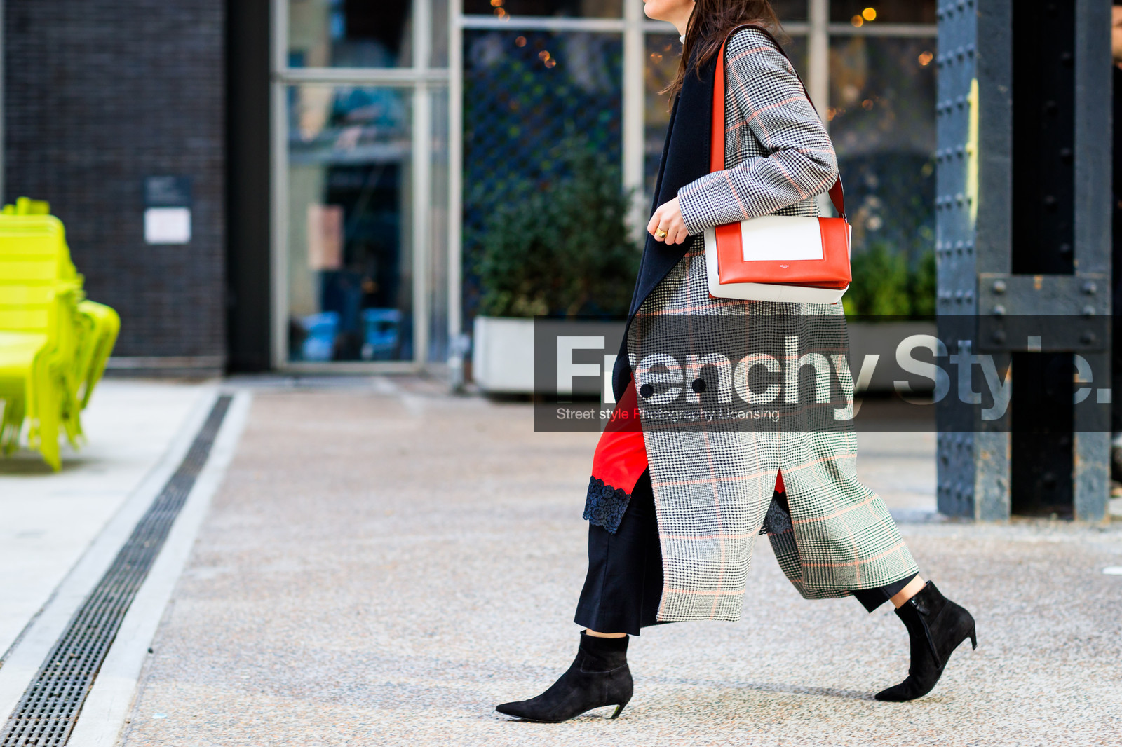 atmosphere details, AUTUMN WINTER 2017-2018, AW 17-18, balenciaga, black pants, black shoes, checked coat, céline, detail, FALL WINTER 2017-2018, fashion week, frenchystyle, FW, FW 17-18, graphic bag, graphic coat, high heels, horizontal, jonathan paciullo, leather bag, leather boots, NEW YORK, NYFW, plaid, printed bag, red bag, street style