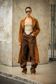big sunglasses, beige corset, corset top, camel trench, denim trench coat, stud earrings, brown trousers, baggy pants, transparent shoes, earthy colors, alexandra guerain, fashion week, frenchystyle, FW, jonathan paciullo, street style, AUTUMN WINTER 2022-2023, FALL WINTER 2022_2023, FW 22-23, PFW, PARIS, vertical, full length