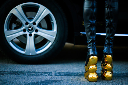 schiaparelli, golden boots, platform boots, highknee boots, leather boots, black boots, details, fashion week, frenchystyle, FW, jonathan paciullo, street style, PARIS, PFW, SPRING SUMMER 2022, SS 22, atmosphere details, detail, horizontal