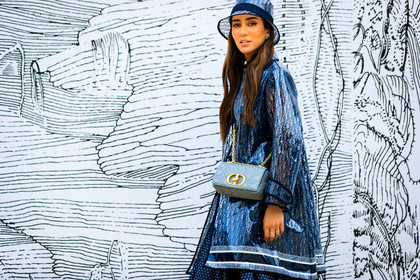 dior bag, dior hat, dior total look, dior trench coat, dior skirt, dior dress, logo all over, logo printed trench-coat, logo printed coat, logo printed hat, crossbody bag, light blue bag, light blue leather bag, quilted bag, blue bag, blue leather bag, chain strap bag, caro dior bag, sheer trench coat, polka dots dress, polka dots skirt, navy blue dress, navy blue skirt, navy blue trench coat, long dress, long skirt, monogrammed trench coat, monogrammed parka, monogrammed coat, tamara kalinic, fashion week, frenchystyle, FW, jonathan paciullo, street style, PFW, PARIS, AUTUMN WINTER 2021-2022, FALL WINTER 2021-2022, FW 21-22, atmosphere details, horizontal, detail