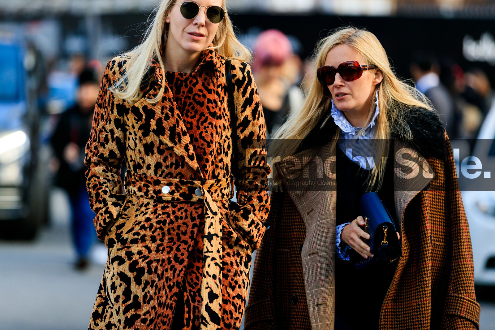 celine sunglasses, round shape sunglasses, scale sunglasses, big sunglasses, striped shirt, high collar shirt, ruffle collar shirt, blue shirt, white shirt, checked coat, fur collar coat, houndstooth printed coat, camel coat, black leather bag, j w anderson bag, black pullover, leopard printed coat, belted coat, fur coat, velvet coat, fashion week, frenchystyle, FW, jonathan paciullo, street style, LFW, LONDON, AUTUMN WINTER 2020-2021, FALL WINTER 2020-2021, FW 20-21, horizontal, atmosphere details, detail