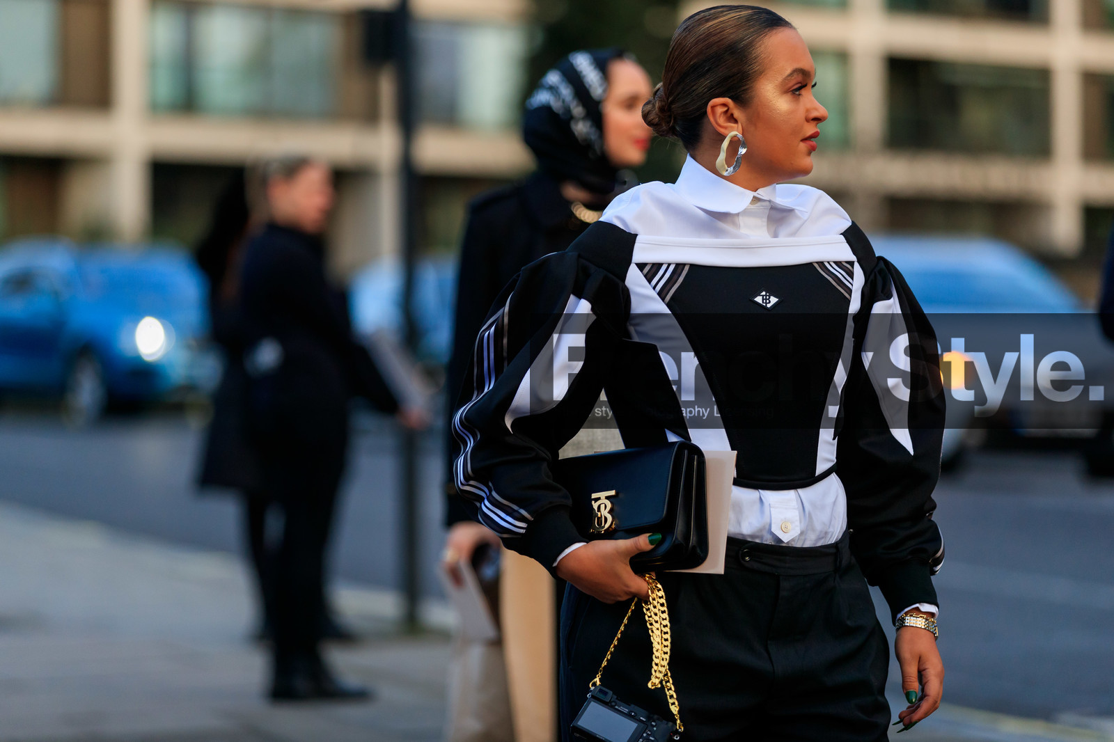 white shirt, white top, black top, black leather bag, black sweatshirt, half soulder top, half shoulder sweatshirt, burberry sweatshirt, burberry bag, round shape earrings, silvered earrings, white earrings, technical fabric top, technical fabric sweatshirt, fashion week, frenchystyle, FW, jonathan paciullo, street style, LFW, LONDON, AUTUMN WINTER 2020-2021, FALL WINTER 2020-2021, FW 20-21, horizontal, atmosphere details, detail