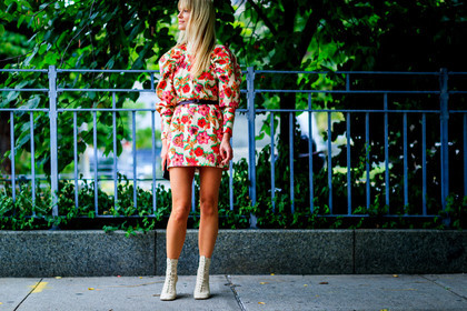 beige boots, black belt, céline, floral, flowers, graphic dress, high heels, jeanette madsen, leather belt, leather shoes, printed dress, fashion week, frenchystyle, FW, jonathan paciullo, street style, NYFW, NEW YORK, SPRING SUMMER 2019, SS 19, atmosphere details, horizontal, detail