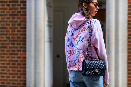 2.55 bag, atmosphere details, black bag, blue denim, chanel, denim pants, detail, fashion week, frenchystyle, FW, hoodie, horizontal, jeans, jonathan paciullo, leather bag, LFW, LONDON, model, pink sweater, printed sweater, ripped pants, SPRING SUMMER 2018, SS 18, street style, trousers