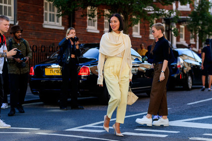 Tiffany Hsu, yellow total look, light yellow pants, light yellow blouse, high collar blouse, carrot pants, long sleeve blouse, scarf blouse, high heels shoes, light beige shoes, ankle bracelet, white leather bag, animal skin bag, mini bag, hand bag, fashion week, frenchystyle, FW, jonathan paciullo, street style, atmosphere details, horizontal, full length