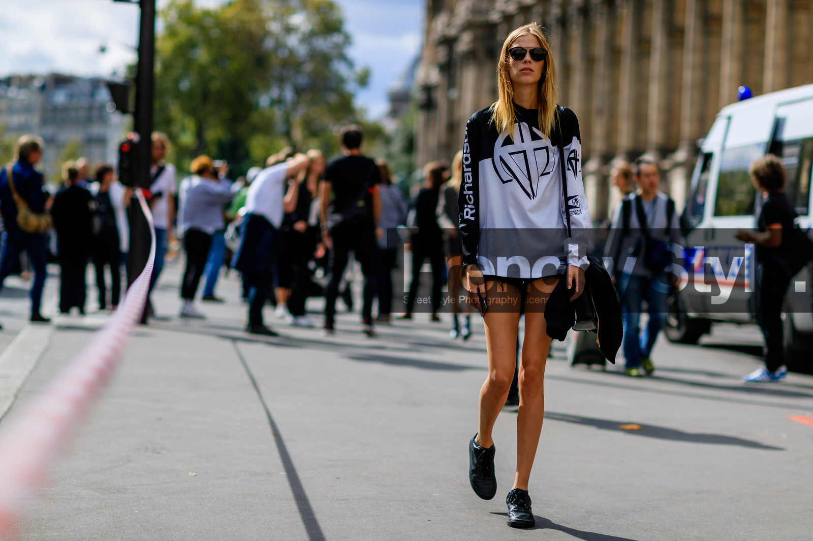 atmosphere details, black sneakers, black sweater, fashion week, frenchystyle, full length, FW, horizontal, jonathan paciullo, leather shoes, leather sneakers, lexi boling, model, PARIS, PFW, printed sweater, SPRING SUMMER 2017, SS 17, street style, streetwear, sunglasses, white sweater