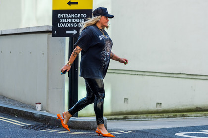 tshirt, prada, orange, leggins, black, cap, fashion week, frenchystyle, FW, jonathan paciullo, street style, SPRING SUMMER 2022, SS 22, LFW, LONDON, horizontal, full length, atmosphere details