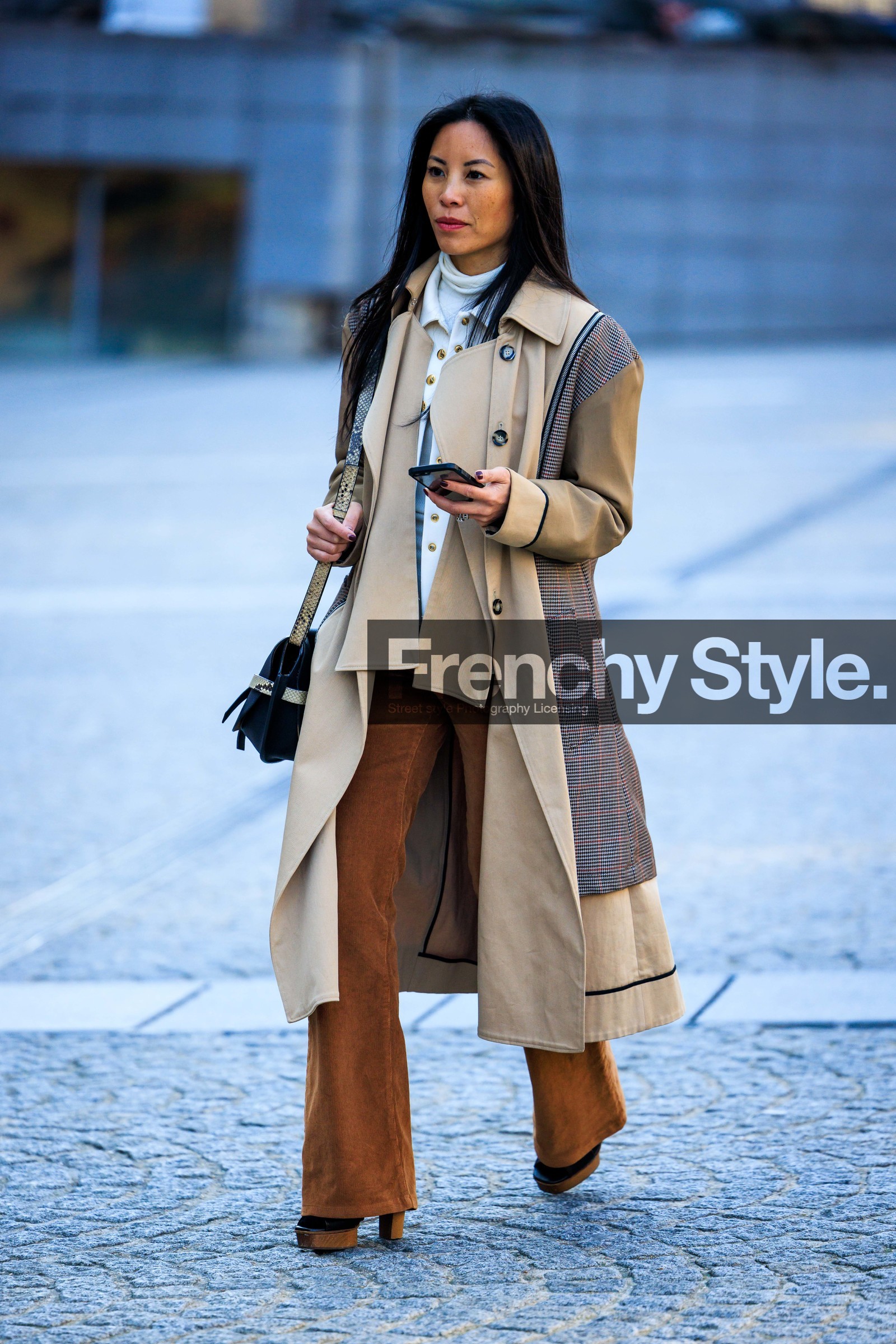 brown pants, beige trench, white shirt, white turtleneck, black crossbody bag, heeled boots, dual toned trench, street style, jonathan paciullo, FW, frenchystyle, fashion week, AUTUMN WINTER 2022-2023, FALL WINTER 2022_2023, FW 22-23, PFW, PARIS, full length, vertical