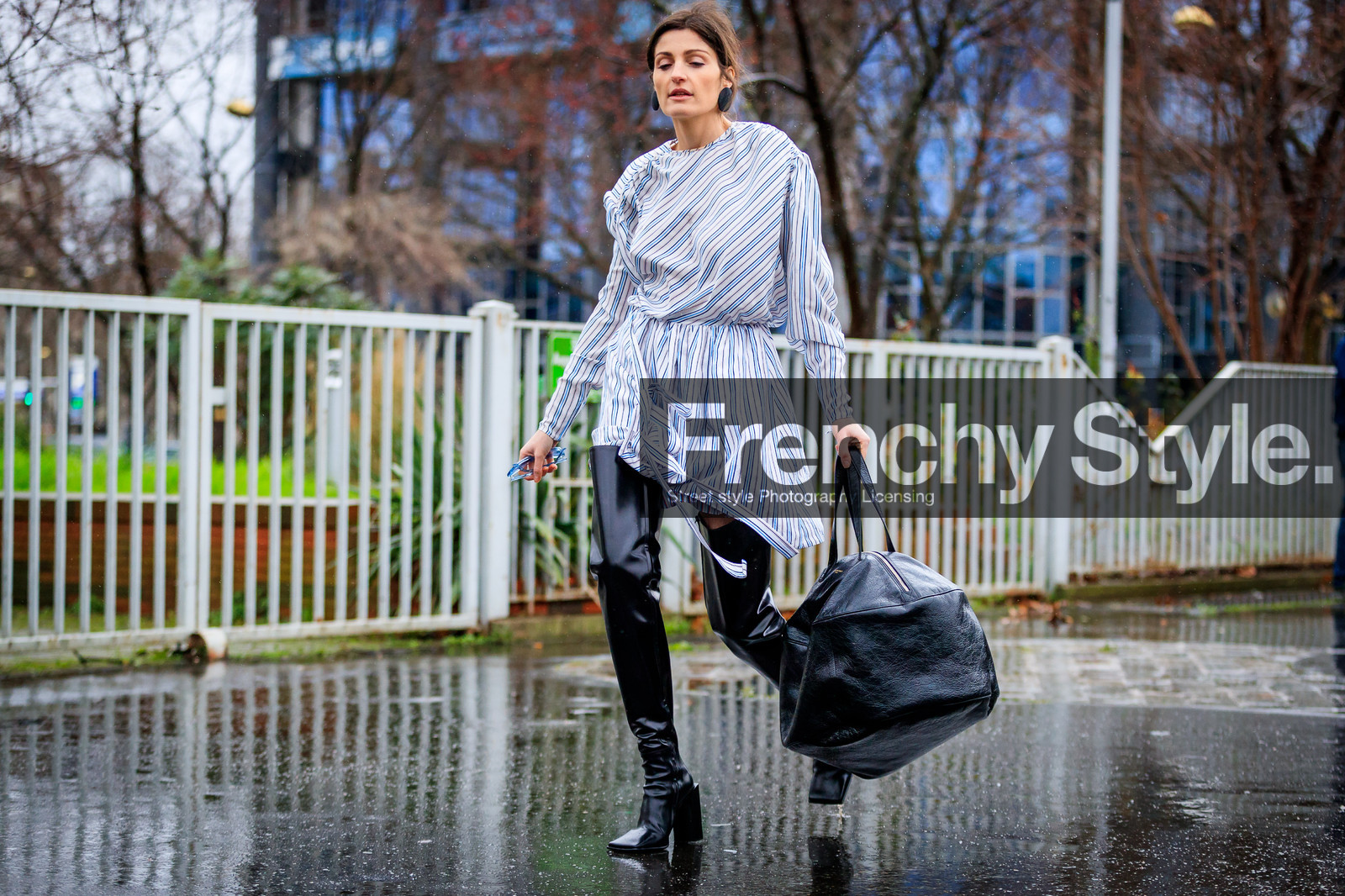 atmosphere details, AUTUMN WINTER 2017-2018, AW 17-18, black bag, black shoes, blue shirt, FALL WINTER 2017-2018, fashion week, frenchystyle, full length, FW, FW 17-18, graphic shirt, high boots, high heels, horizontal, jonathan paciullo, leather bag, leather shoes, PARIS, PFW, printed shirt, street style, striped shirt, trousers, varnished leather shoes